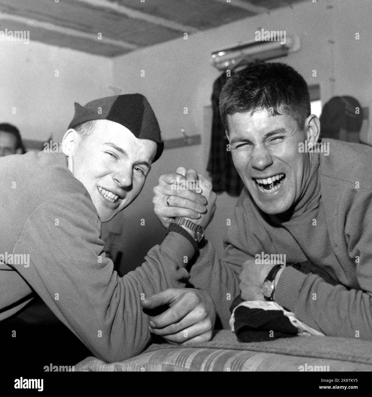 Larvik 195701. NM sul pattinaggio 1957, Fram Stadium, Larvik. Il campionato è stato innanzitutto un duello tra Knut Johannesen (t.v.) e Roald AAS. Nell'immagine misurano le forze - rompono la mano indietro - prima del decisivo 10.000 m. Fu Knut 'Kuppern' Johannesen a diventare campione norvegese. Foto Aage Storløkken / corrente / NTB Foto Stock
