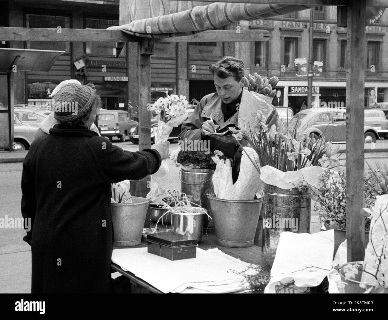 Oslo 1960. "Possono fare un assegno?" Riportare nella rivista immagini corrente. Quanto è facile riscattare un assegno? Nessun problema nelle imprese. I problemi sono sorti quando l'assegno sarebbe stato riscattato in banca ...... stampe assegno presso il fiorista sulla piazza. Foto: Ivar Aaserud / corrente / NTB Foto Stock