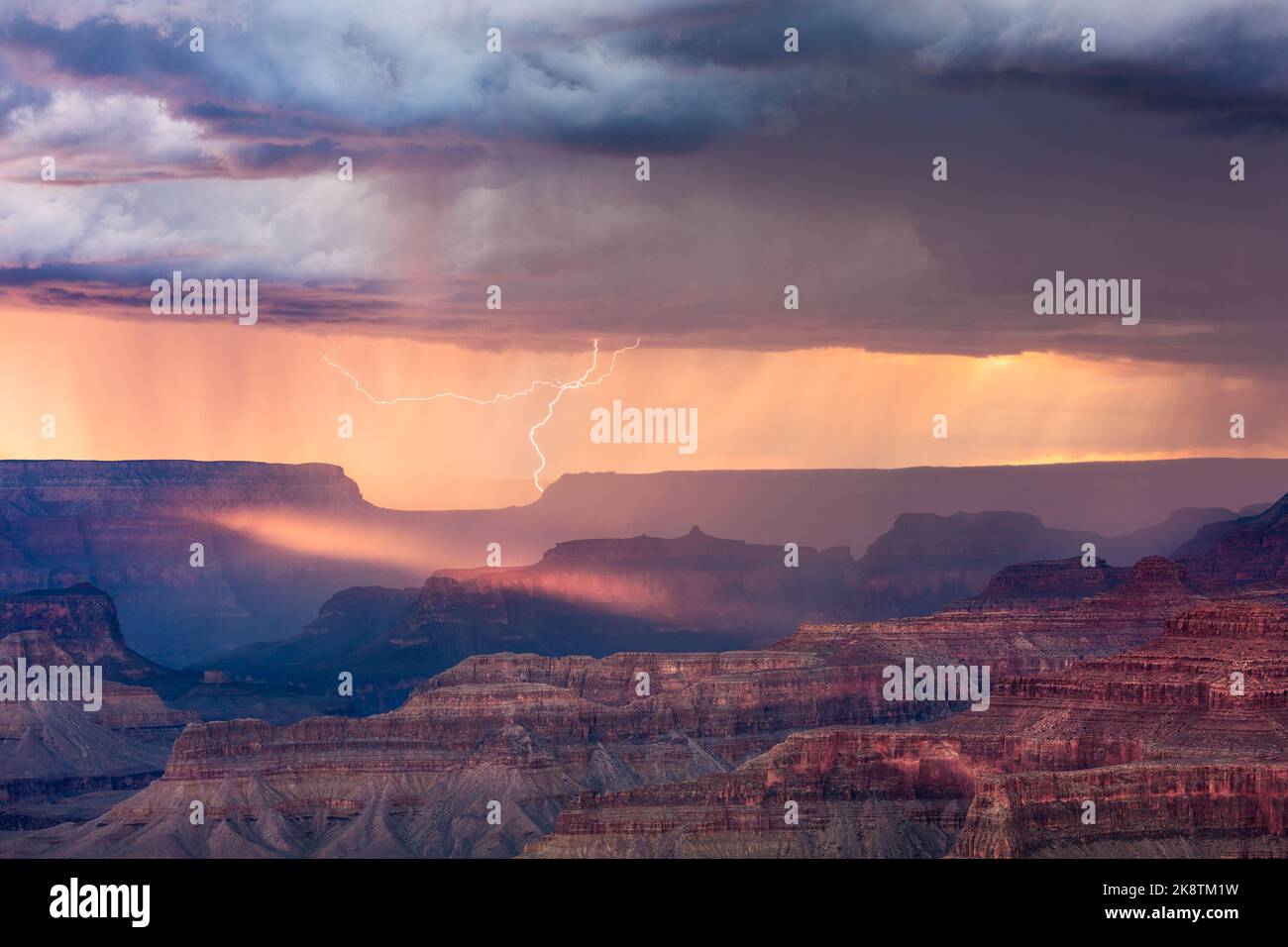 Tempesta al tramonto sul Grand Canyon a Yavapai Point Foto Stock