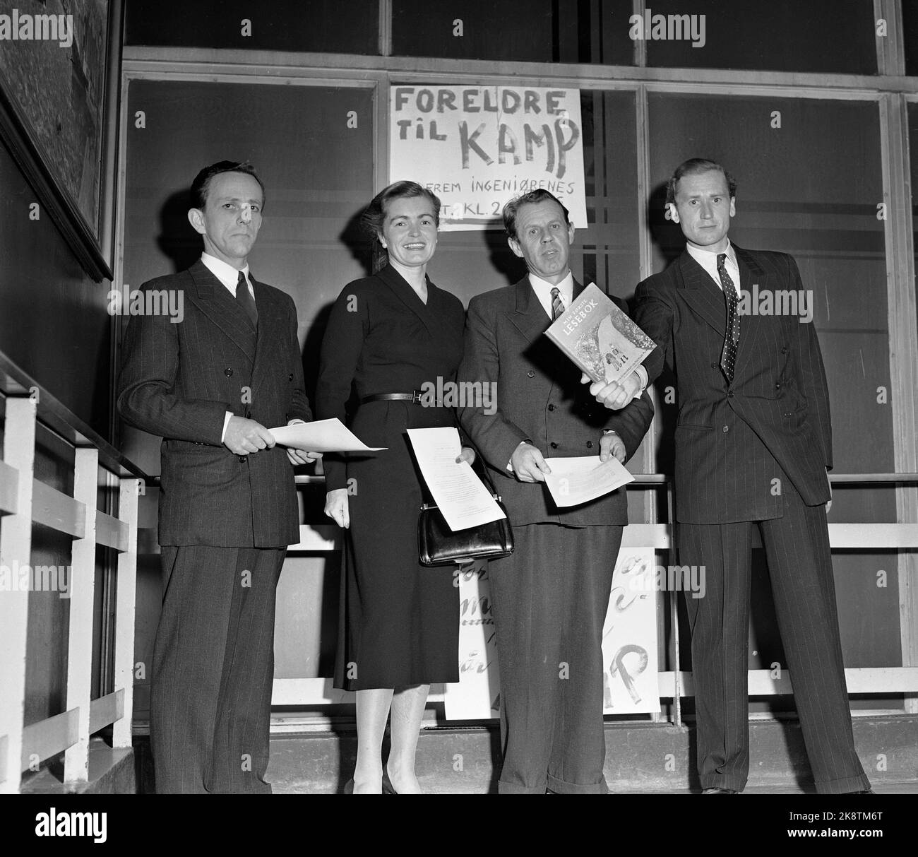 Oslo 19521002 Language Battle: Incontro nell'azione parenting contro Samnorsk. Qui da V: Claus Bugge, attore Sofie Helene Wigert, autore e avvocato nazionale Ernst Sørensen e attore Knut Wigert, quest'ultimo con 'il mio primo libro di lettura' per la scuola elementare in mano. Foto: NTB / NTB Foto Stock Oslo 19521002 Language Battle: Incontro nell'azione parenting contro Samnorsk. Qui da V: Claus Bugge, attore Sofie Helene Wigert, autore e avvocato nazionale Ernst Sørensen e attore Knut Wigert, quest'ultimo con 'il mio primo libro di lettura' per la scuola elementare in mano. Foto: NTB / NTB Foto Stock