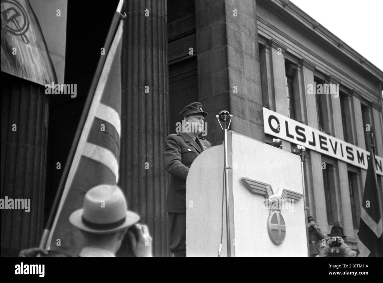 Oslo 19440515 Norvegia durante la seconda guerra mondiale Il Presidente del Ministro Vidkun Quisling parla alla Piazza dell'Università di Oslo, contro ciò che egli chiama traditori di Londra, e contro la lotta contro il bolscevismo. Quisling sul pulpito. Aquila tedesca e sole croce sul pulpito. Bandiera norvegese nella foto. Foto: Kihle / NTB / NTB Foto Stock