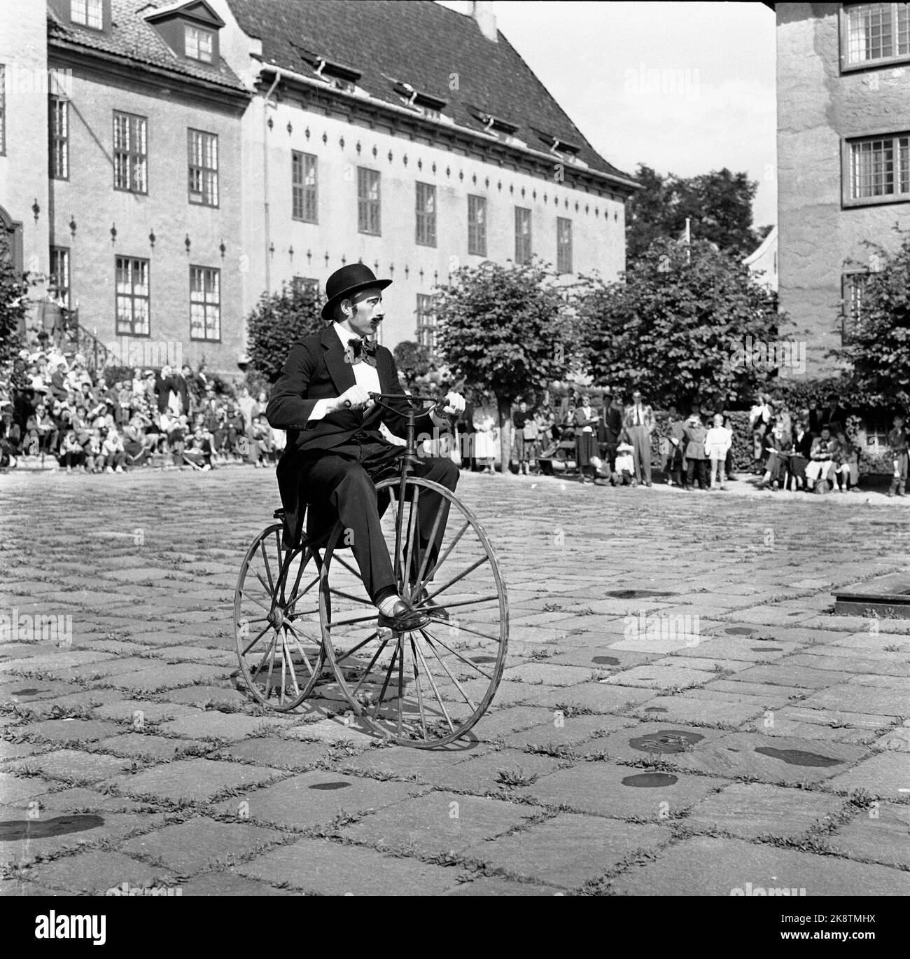 Bygdøy 19570825 Parata di vecchie biciclette al Museo del Folklore. Uomo con abiti contemporanei su una vecchia bicicletta. Foto: Jan Nordby / NTB / NTB Foto Stock