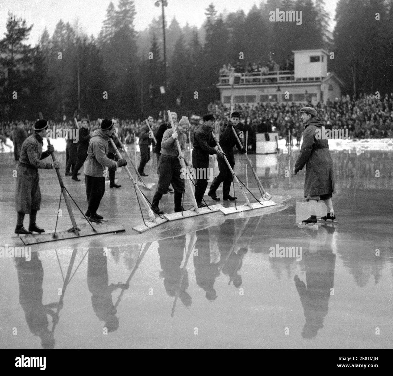 Campionato norvegese Tønsberg 19490123 / NM su pattini. Qui, un corso piovoso è preparato con i nubi e mancharged dagli equipaggi volontari della pista sui pattini, guidati da un campione avido della pista. Foto: NTB / NTB Foto Stock