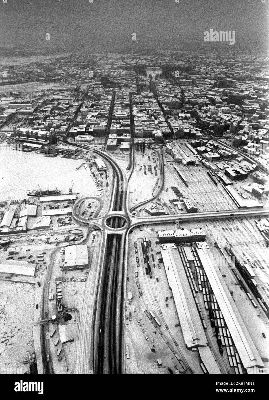 Il fiordo di Oslo Febbraio / Marzo 1970. Il freddo intenso ha portato al ghiaccio del fiordo di Oslo, e quando l'ultimo traghetto tra le isole del fiordo di Oslo è stato distrutto, gli isolani di Lindøya, Hovedøya, Bleikøya e Gressholmen erano completamente isolati dal mondo esterno. Ecco una panoramica del porto di Oslo con Bjørvika, e-18, la macchina del traffico Bispelokket, la ferrovia orientale con le rotaie e il castello sullo sfondo. Foto: Per Ervik / corrente / NTB Foto Stock