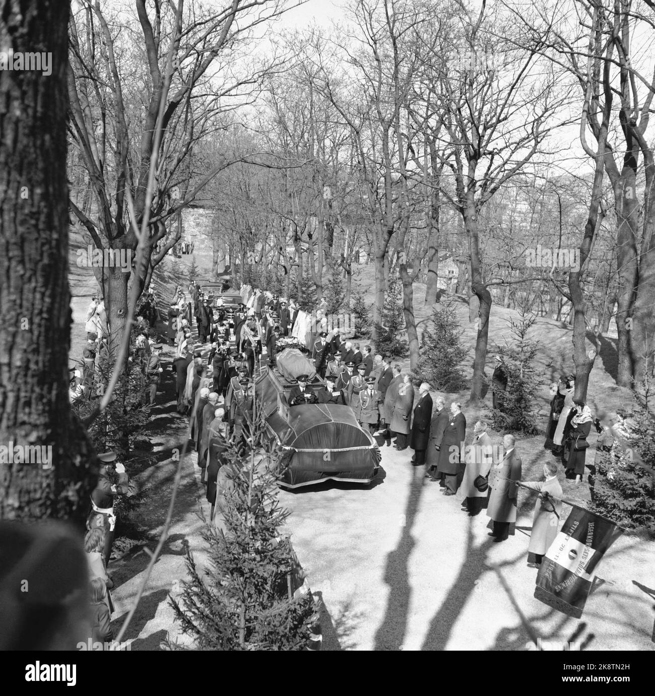 Oslo 1954-04-21 funerale della principessa ereditaria Märtha. La barella viene portata dalla Cattedrale ad Akershus. Foto: NTB / NTB Foto Stock