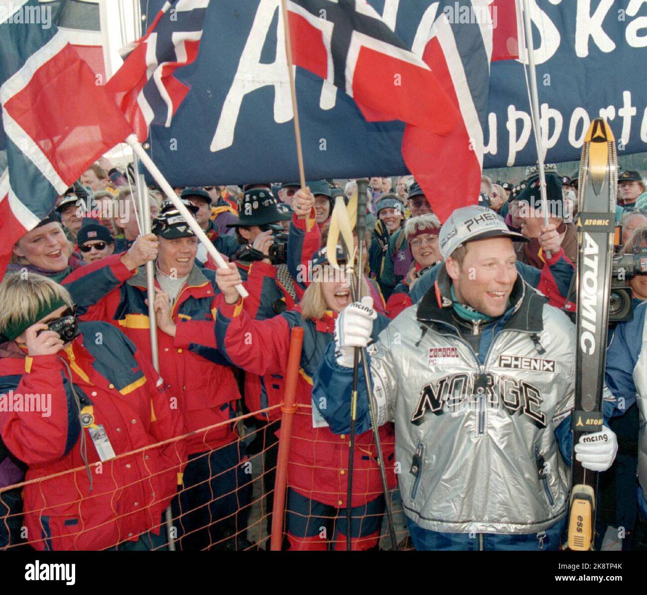 Kvitfjell. Alpine WC Final. Alpint, finale di Coppa del mondo. Su, uomini. Lasse Kjus è stato lodato dal pubblico con bandiere norvegesi dopo aver vinto la gara di oggi in discesa su Kvitfjell. - - La foto è di circa 5,3 MB - - (NTB photo: Lise Åserud) Foto Stock