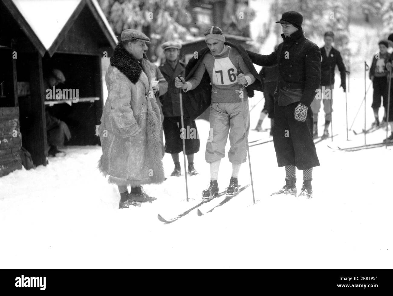 Oslo Febbraio 1933 la gara continentale: Arne Rustadstuen era al numero 2. A 30 km. Qui al via. Arne Rustadstuen (Norwegian, 14/12 1905 – 25/4 1978) è stato un . Ha preso l'oro a 17 km durante la Coppa del mondo di Oslo nel 1930, e t bronzo in combinato durante la Coppa del mondo di Oberhof 1931. Durante le Olimpiadi del 1932 prese il bronzo a cinque miglia. Rustadstuen ha partecipato anche alle Olimpiadi del 1936 a Garmisch-Partenkirchen. Nel 1935 riceve la medaglia Holmenkoll. Foto; NTB / NTB Foto Stock