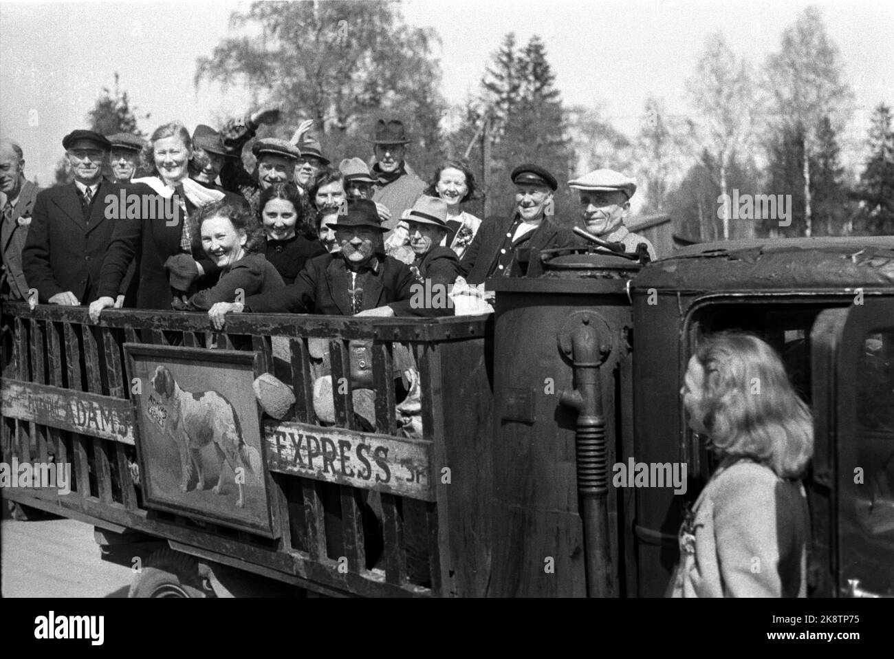 Grini 194505: Le Giornate della Pace 1945 maggio. Dal campo di prigionia di Grini / campo di concentramento. Rilasciati prigionieri Grini per il trasporto a domicilio. Foto: Haaland / NTB / NTB Foto Stock