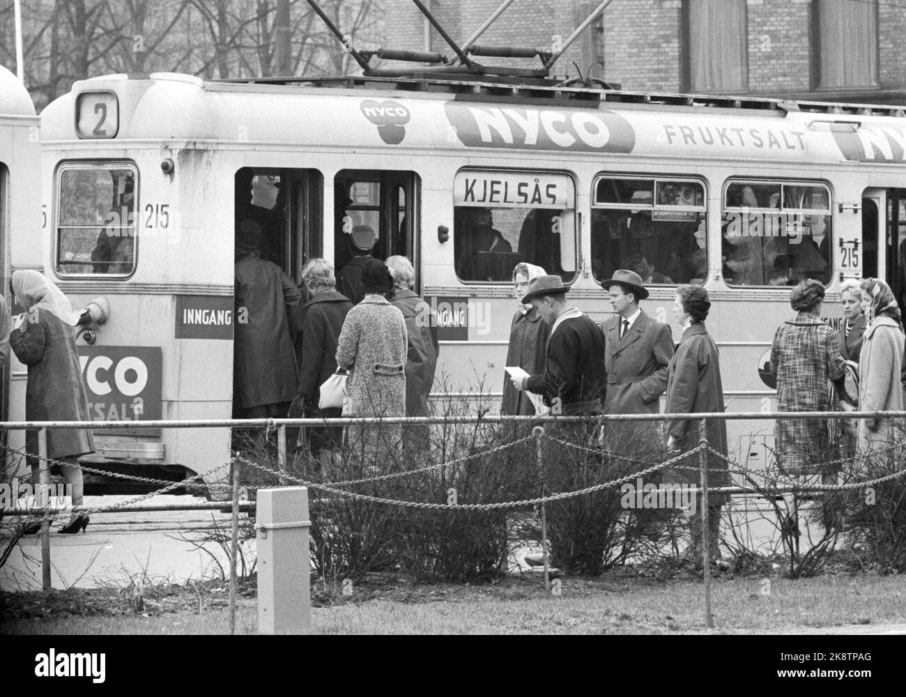 Oslo 19620514 immagini d'umore da Oslo. Qui le persone che vanno sul tram # 2 a Kjelsås. Pubblicità per Nyco sale di frutta. Foto; ntb Foto Stock