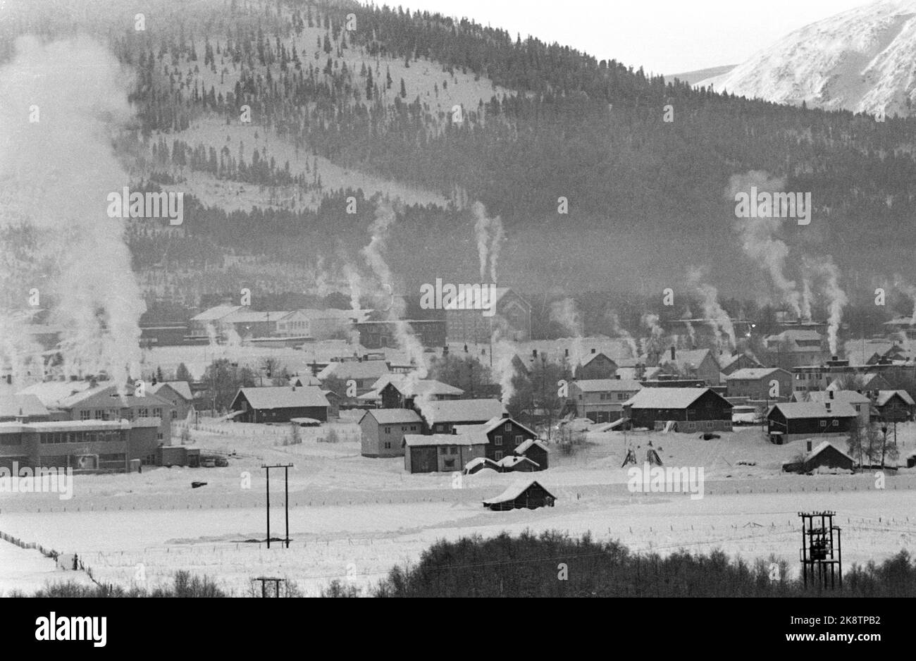 Tynset 11 febbraio 1967, rapporto sul villaggio più freddo della Norvegia, Tynset. Qui è l'immagine di panoramica con le case che sparano con la legna da ardere. Foto: Aage Storløkken / corrente / NTB Foto Stock