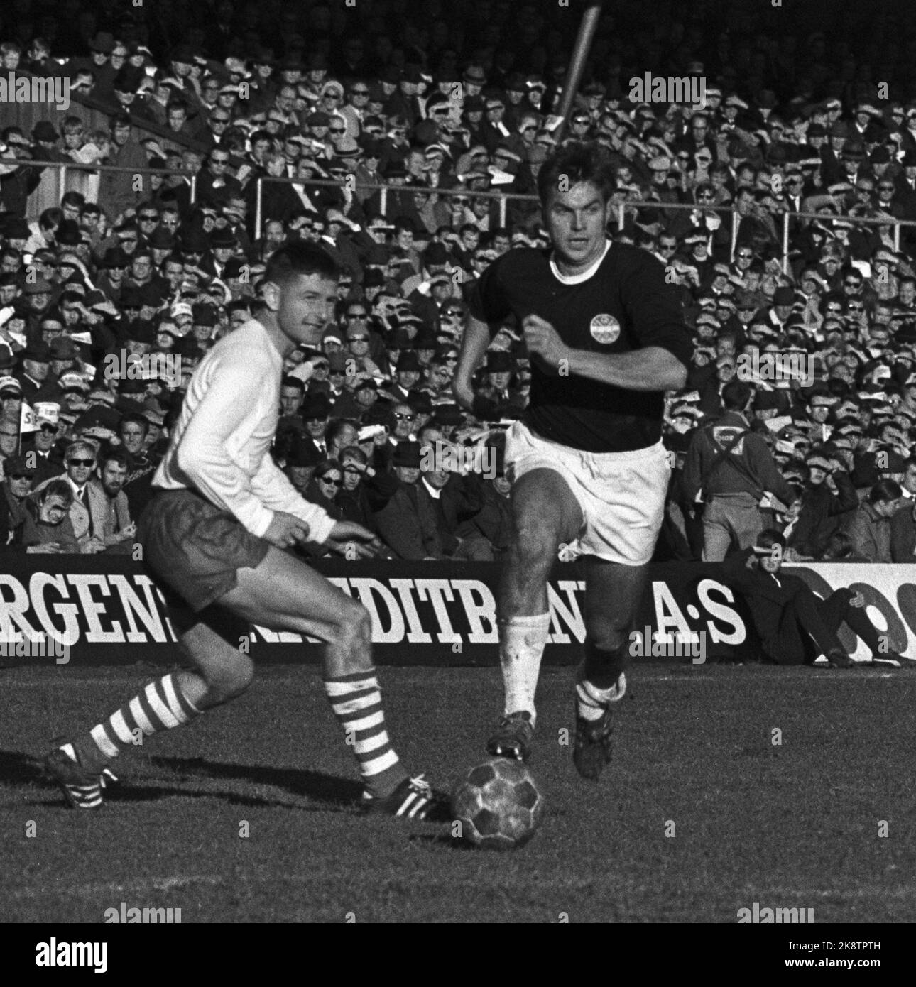 Oslo 19691026. La finale di Coppa Strømsgodset - Fredrikstad, stadio Ullevaal. Thorodd Presberg, SIF, (t.H.) in azione. La prima partita terminò tra il 2 e il 2. I Strømsgodset sono diventati campioni di coppa dopo una rielezione ricca di obiettivi, con il risultato 5-2. Foto archivio NTB / ntb Foto Stock