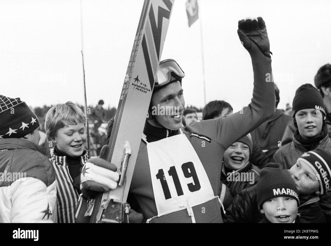 Ringhiera 1 febbraio 1981. Campionato norvegese salto, piccola collina. Un felice Ivar Mobekk circondato da ammiratori in pianura dopo aver completato l'ultimo salto, e di essere stato reso conto che lo sforzo tenuto per primo. Foto: Per Løchen / NTB / NTB Foto Stock