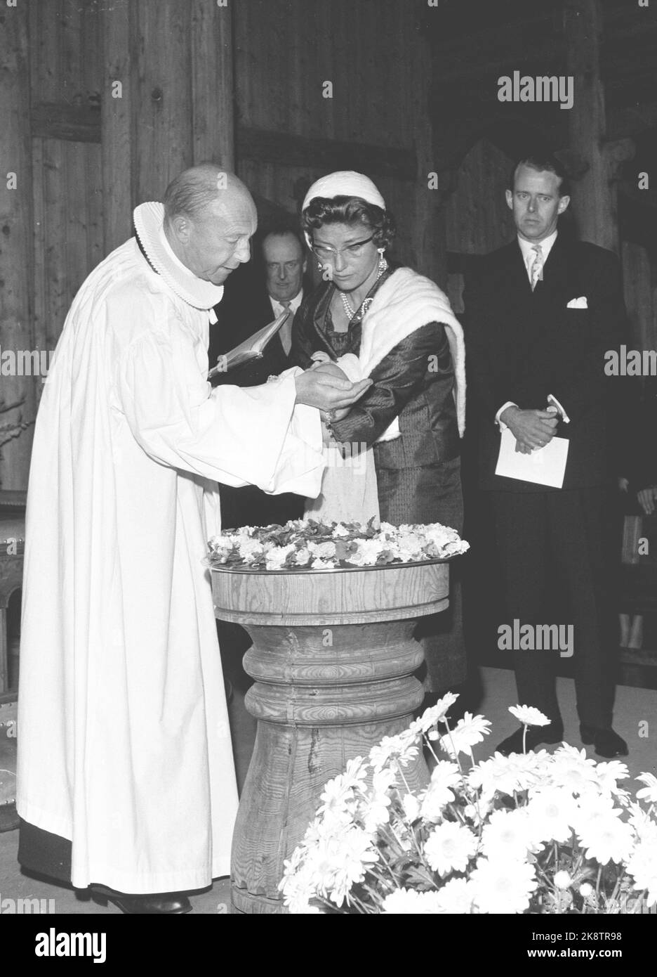 Oslo 19621004. La principessa Astrid e Johan Martin ferner battezza sua figlia Cathrine nella cappella di Holmenkollen. Il bambino del battesimo fu portato dalla madre Principessa Astrid. Il battesimo fu fatto dal parroco Sverre Eika. Re Olav (dietro il centro) padre Johan Martin ferner (t.H.). Foto: NTB / NTB Foto Stock