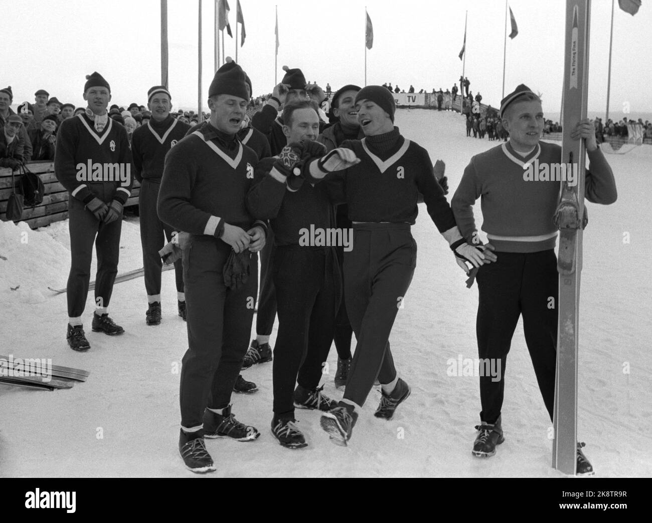 Falun, Svezia. Febbraio 18, 1961. Lo Skidspelen svedese a Falun. "L'ultimo round è stato un'ondata di nervosamenti. Molti potrebbero minacciare l'Engan. Kamensky era l'ultima volta, ma saltato troppo breve. Arne Dalslåen danza una danza di guerra nella gioia, mentre Toralf Engan accanto è festosa. Foto: Ivar Aaserud / corrente / NTB Foto Stock
