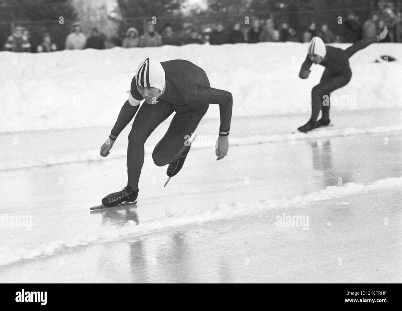 Skien 19760111. Campionato norvegese, sprint, uomini. Kay Stenshjemmet è andato in cima per la prima volta quando è diventato campione norvegese nel pattinaggio di sprinting. Qui in collezione con Terje Andersen a 1000 m. Foto: Erik Thorberg NTB / NTB Foto Stock