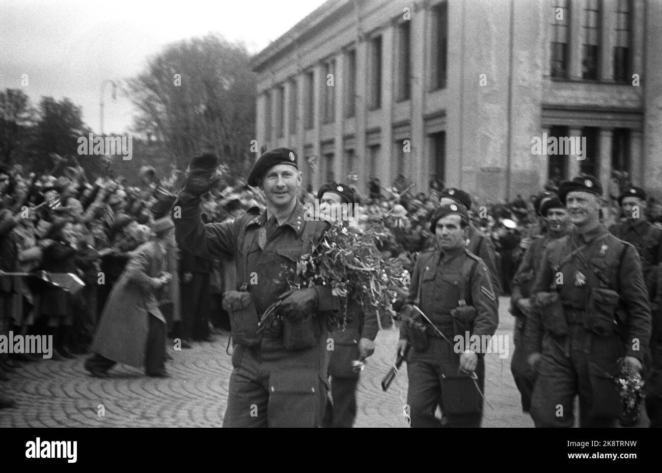 Oslo 19450510 Giornate della pace, maggio 1945. Le truppe inglesi e norvegesi sono arrivate a Oslo, sfilate sulla porta di Karl Johans. Questi sono i soldati britannici che sventolano i "soldati del diavolo rosso", portando i fiori che hanno ricevuto dagli spettatori. Foto: Håland / NTB / NTB Foto Stock