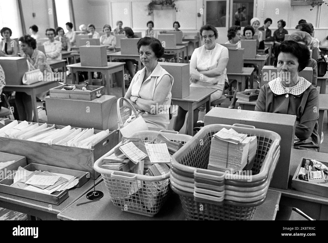 Oslo 196706 Sit Down sciopero a Norsk Tipping in protesta contro i piani di spostare la società fuori da Olso. Le donne siedono ai posti di lavoro con le braccia sopra la croce, mentre i cestini con le toppe di ribaltamento sono intatti. Foto: NTB / NTB Foto Stock