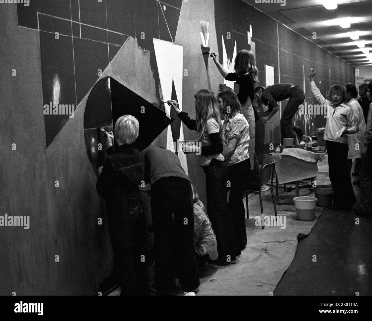 Oslo 16 giugno 1973 lo studente prende il posto dell'artista l'artista Inger siede collabora con gli studenti della scuola Hauketo per la decorazione delle aree comuni della scuola. Qui gli studenti nel processo di pittura dell'opera d'arte. Foto: Ivar Aaserud / corrente / NTB Foto Stock