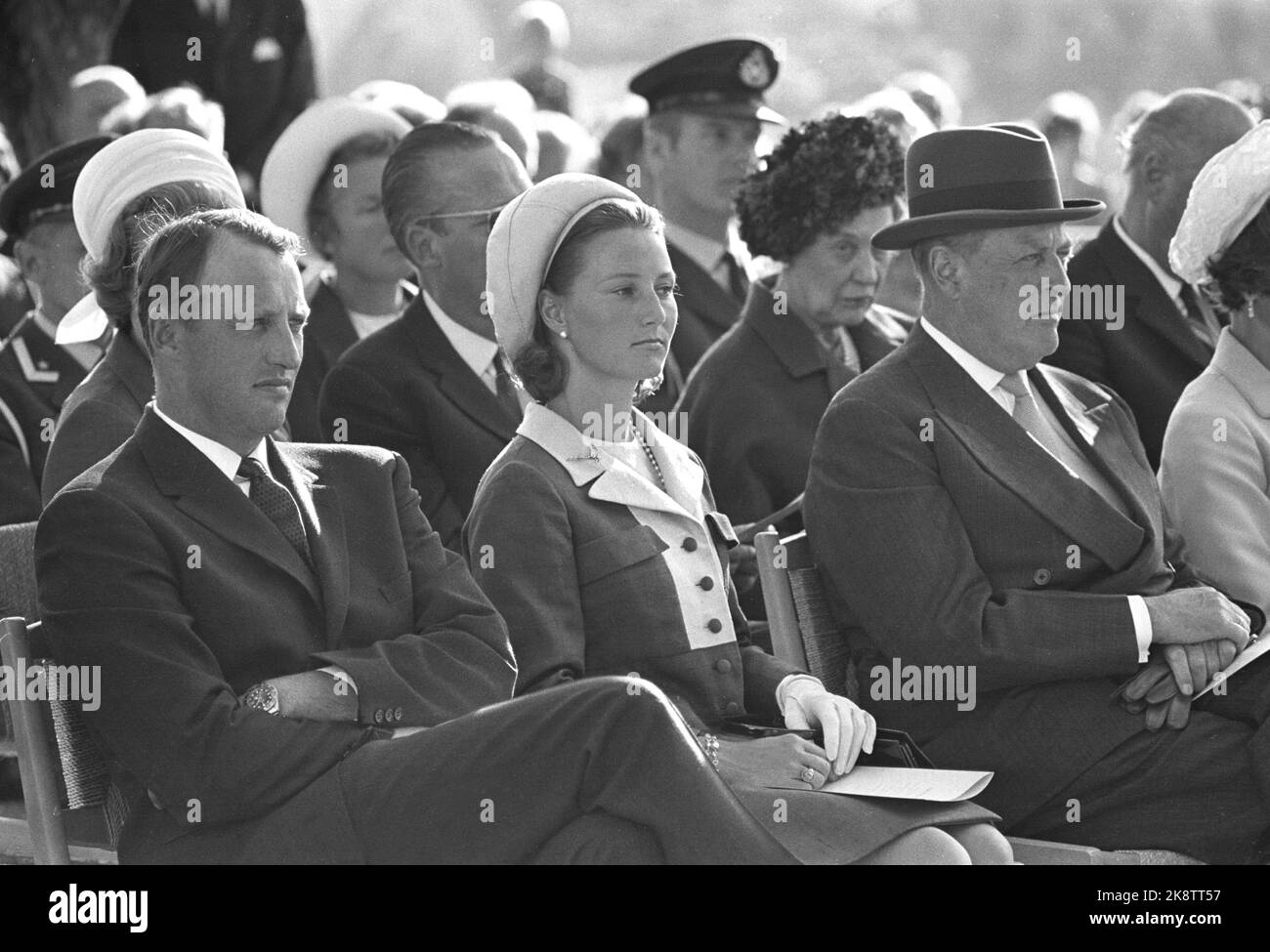 Asker 19690829. Re Olav fa la solenne inaugurazione del monumento alla Principessa Corona Märtha nella chiesa Asker. Qui, da sinistra, il principe ereditario Harald, la principessa ereditaria Sonja e il re Olav. Foto: NTB / NTB Foto Stock