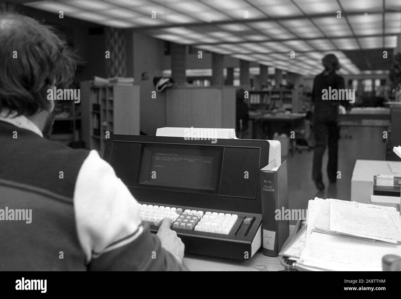 Oslo 19790424 Interior del Social Security Data Plant. Uomo al lavoro al computer / terminale. Foto: NTB / NTB Foto Stock