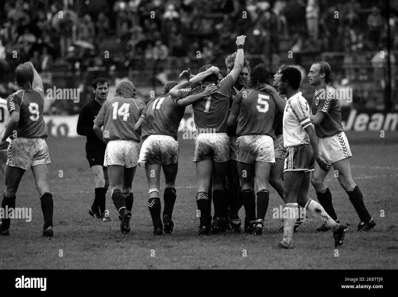 Oslo 19870616. Calcio. Partita nazionale / Campionato europeo di qualificazione partita Norvegia-Francia 2-0, Ullevaal Stadium. Per Edmund Mordt ha segnato il primo gol e si è congratulato con i compagni di squadra felici. NTB Stock Photo: Eystein Hanssen / NTB Foto Stock