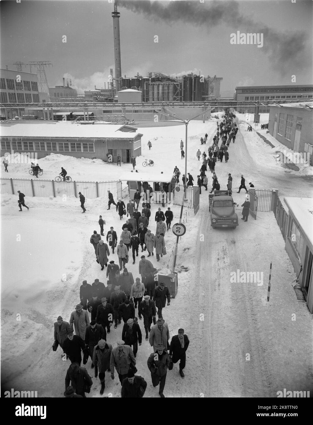 Herøya 196010. La fabbrica di Norsk Hydro su Herøya, esterno. I lavoratori vanno dal turno. La fabbrica sullo sfondo, fumo dal tubo. Fabbriche. Foto: Aage Storløkken / corrente / NTB Foto Stock