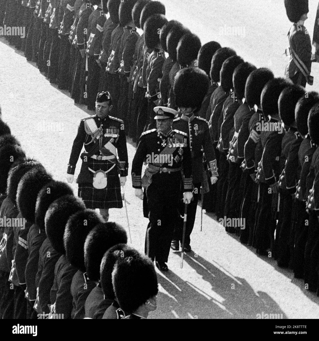 Scozia, ottobre 1962 Re Olav e Principe Filippo, vestiti in Scottish Kilt, ispezionano il giardino nella Prices Street. 10 secondi dopo l'arrivo alla stazione di Princes Street, dove i reali si presentano insieme per la prima volta per la gente. Foto: JN / NTB Foto Stock