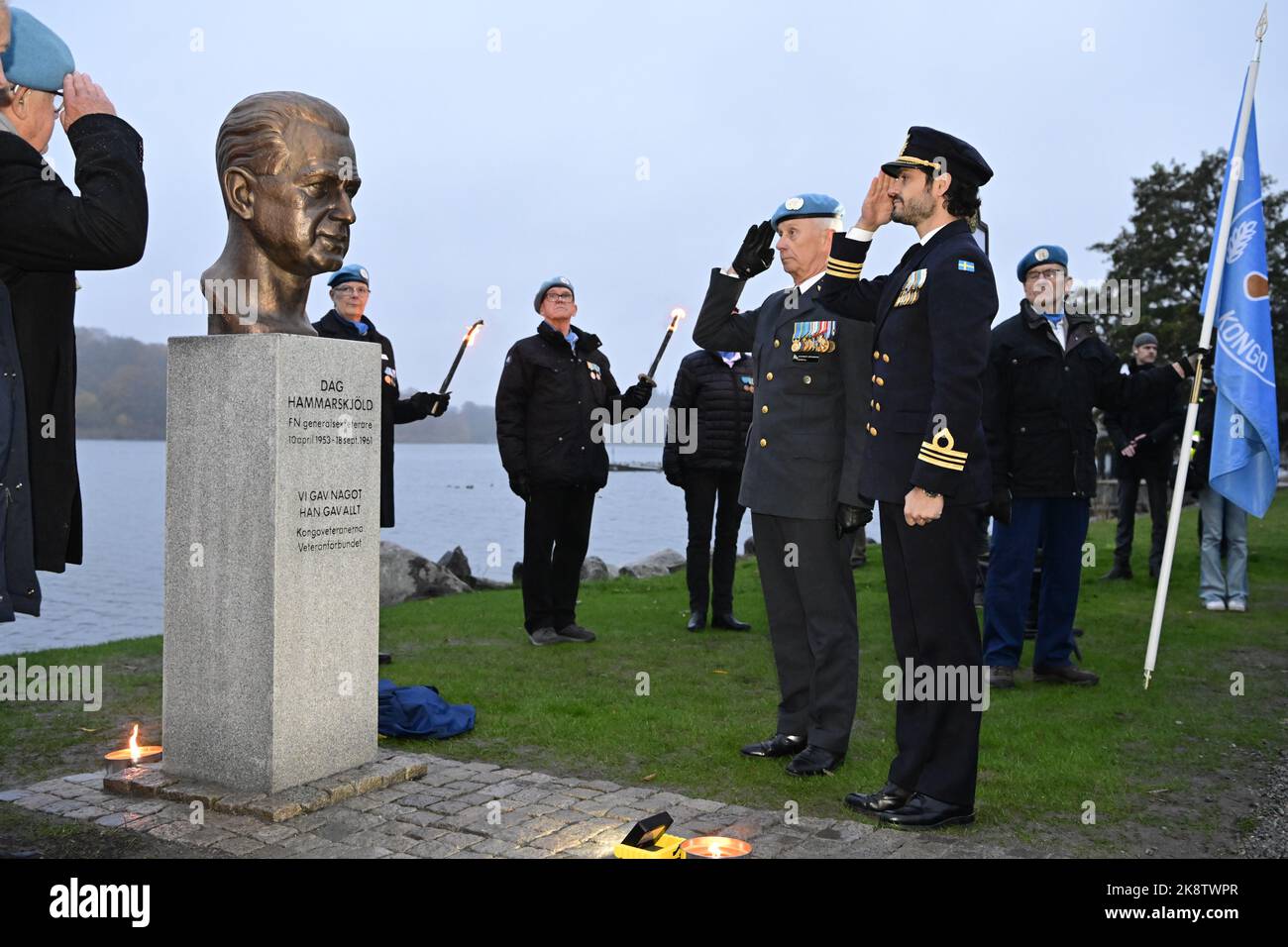 Il principe Carlo Filippo di Svezia con l'ex comandante in capo svedese Sverker Göransson (L), durante la rivelazione di un busto di Dag Hammarskjöld, vicino al Foto Stock