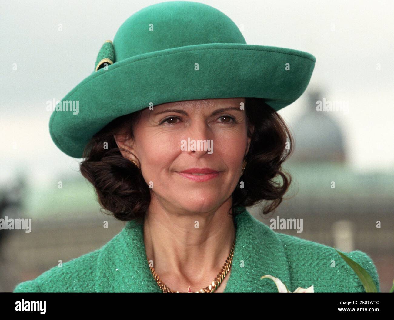 Stoccolma 19960430: Re di Svezia, re Carl XVI Gustaf 50 anni. Il popolo rende omaggio al re. Il giubilo reale saluta e ondeggia verso la folla dal balcone di Lejonbakken fuori dal castello di Stoccolma. Qui la regina Silvia, che uscì anche sul balcone. Foto: Bjørn Sigurdsøn Foto Stock