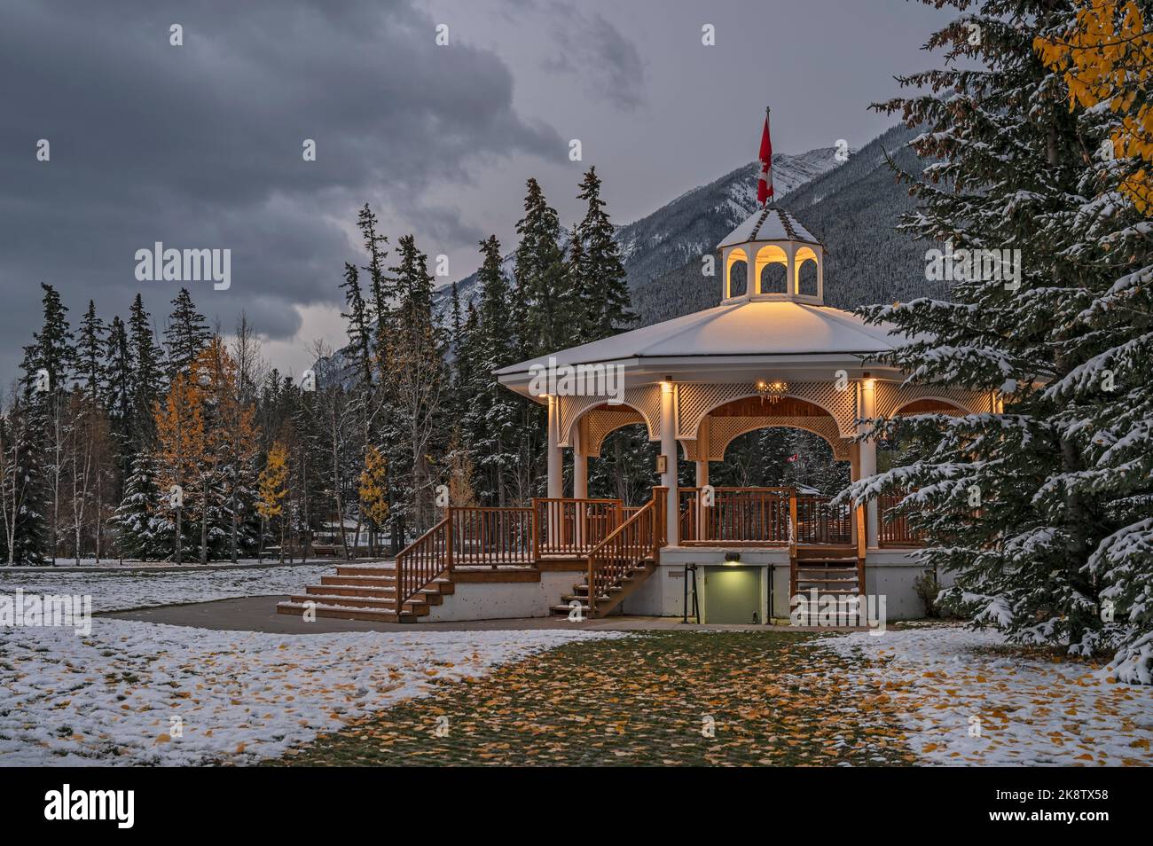 Gazebo illuminato in un parco nella città di Banff, Alberta, Canada Foto Stock