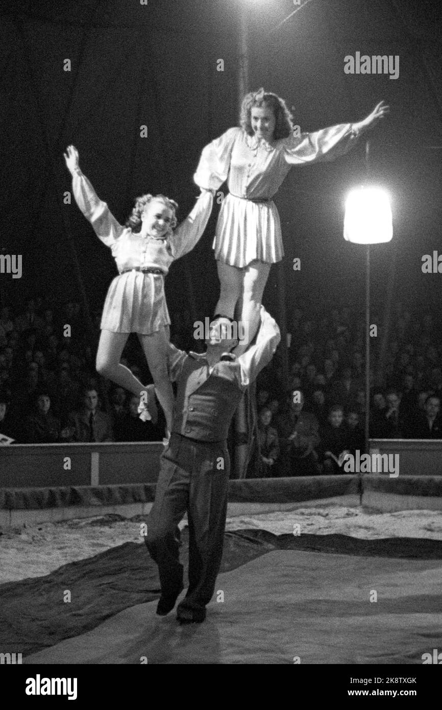 Oslo 19460518. Circus Berny e Rex visitano la città. Una combinazione vincente di bellezza femminile e resilienza con le sue abilità acrobatiche delle sorelle Lazana. Foto: Archivio NTB / NTB Foto Stock