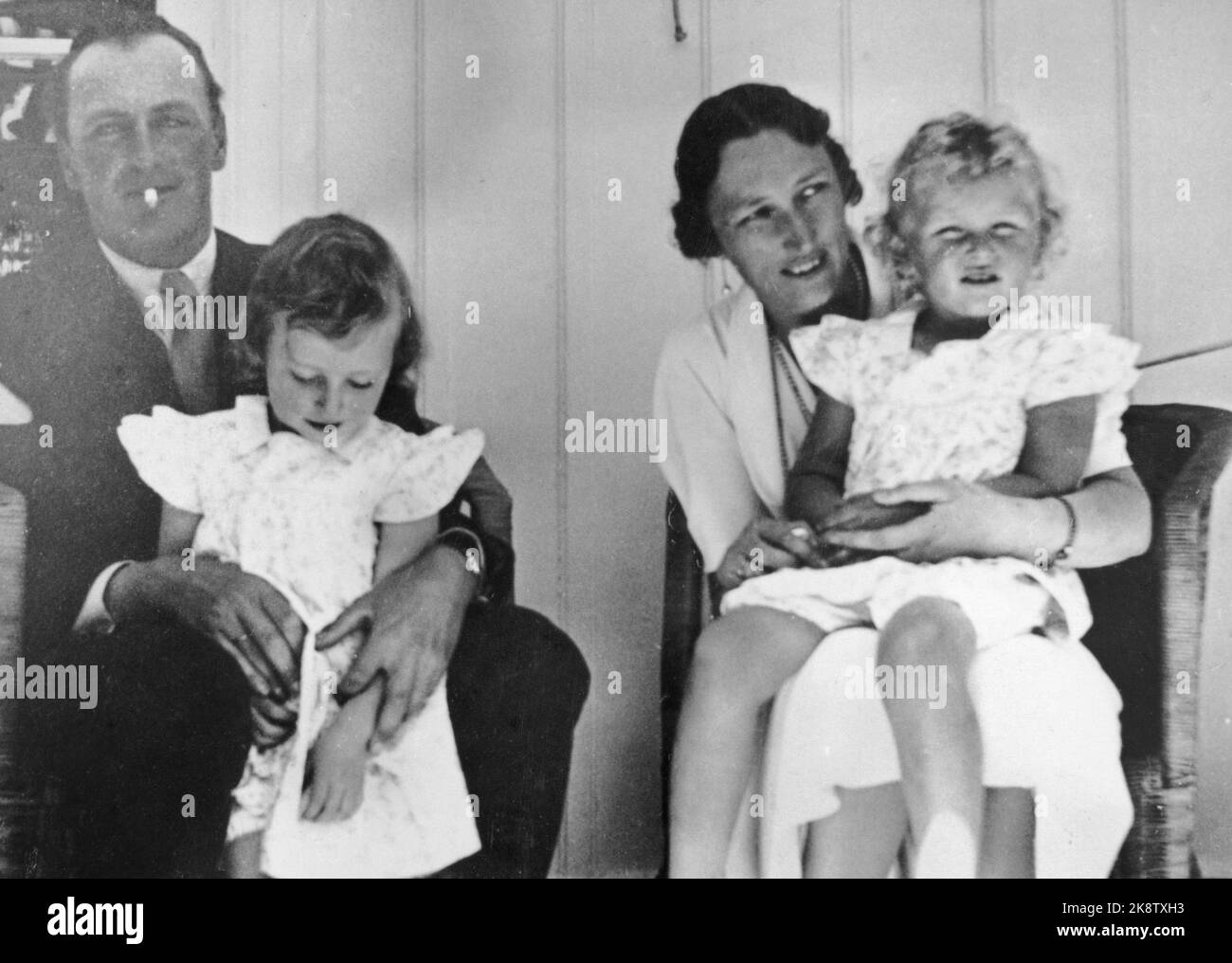 Skaugum 1934 Principessa della Corona Märtha e Principe della Corona Olav con i loro figli Principessa Ragnhild e Principessa Astrid. Foto; ntb Foto Stock