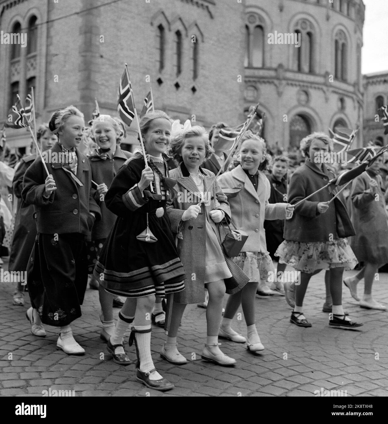 Oslo 19560517 maggio 17 Celebrazione a Oslo. I bambini felici con le bandiere passano lo Storting sulla strada per Karl Johans gate. Un po 'di verruca non sembra mettere alcun ammortizzatore sullo stato d'animo. Foto: NTB / NTB Foto Stock