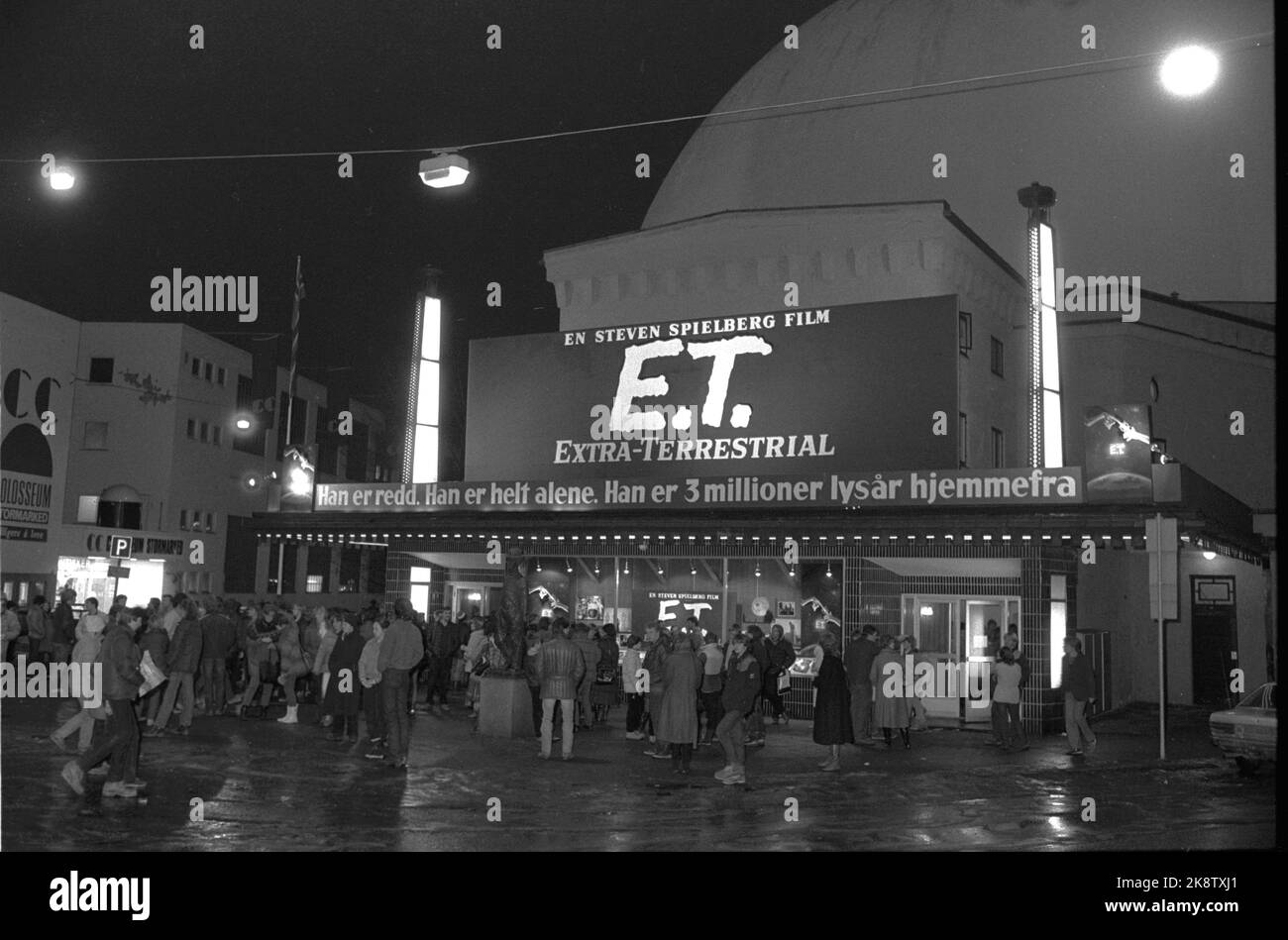 Oslo 19830105: Il cinema Colosseum prepara il film di successo di Steven Spielberg 'E.T.'. Ecco il cinema con poster per il film, e la coda fuori. Foto: Henrik Laurvik / NTB Foto Stock