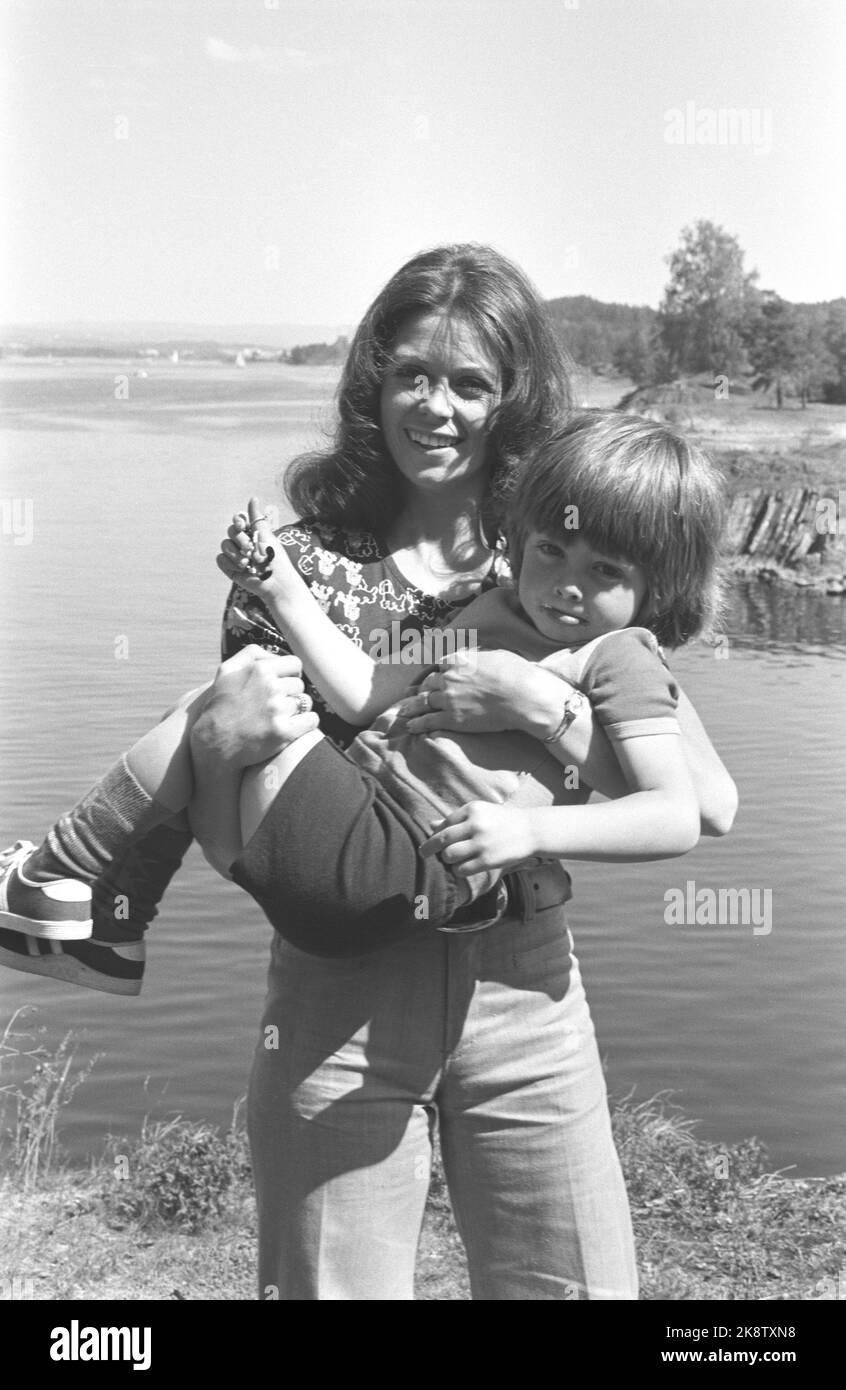 Nesøya 19740525. L'artista Wenche Myhre ha un successo tempestoso a Stoccolma, ma ora è in visita a casa su Nesøya per registrare un magnifico 'Wenche show' nella televisione tedesca, dove anche suo figlio Kim si unirà. Wenche Myhre intratterrà milioni di telespettatori della Germania occidentale nei giorni autunnali. Foto: Aage Storløkken corrente / NTB Foto Stock