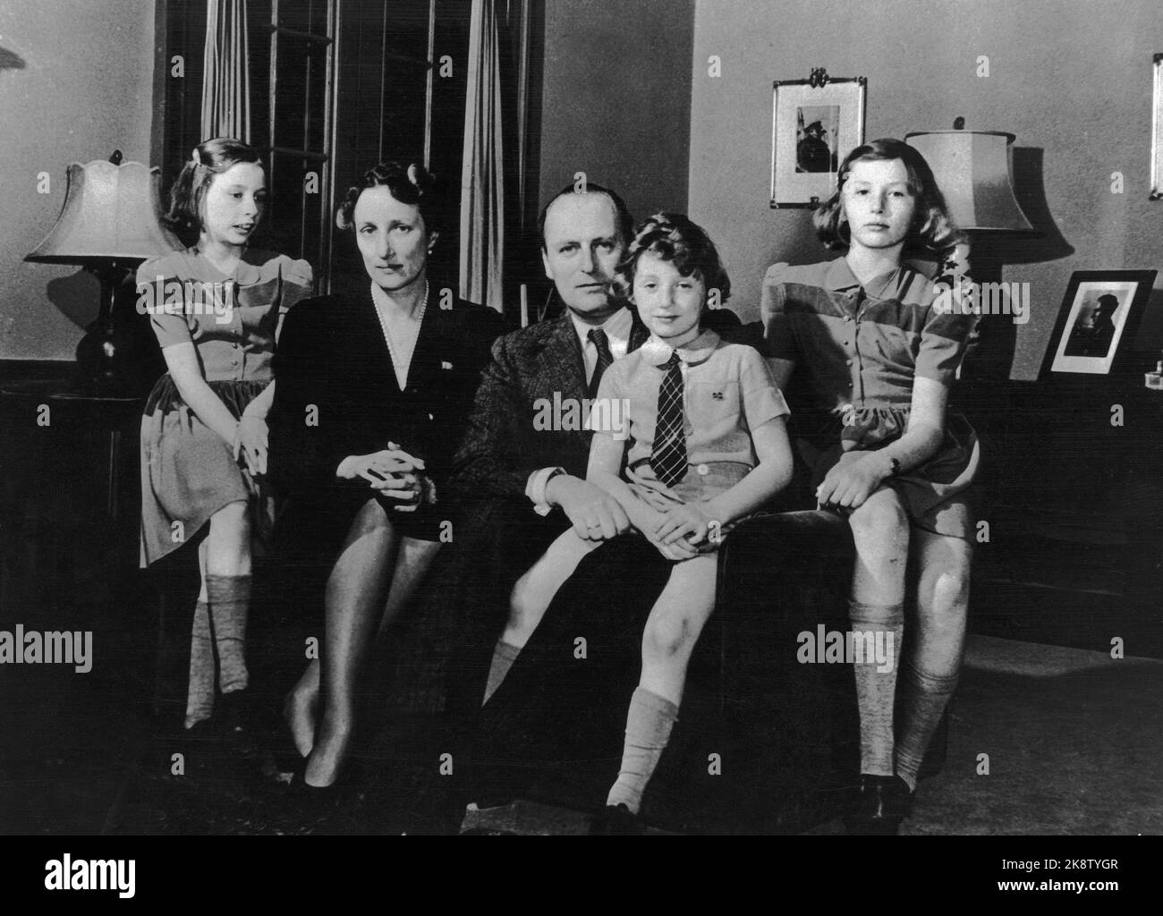 Washington, Stati Uniti. La famiglia del principe ereditario in esilio durante la seconda guerra mondiale La Principessa della Corona Märtha e il Principe della Corona Olav con i figli la Principessa Ragnhild (F.), il Principe Harald e la Principessa Astrid nella casa di Pook's Hill in un sobborgo di Washington. Foto NTB / NTB Foto Stock