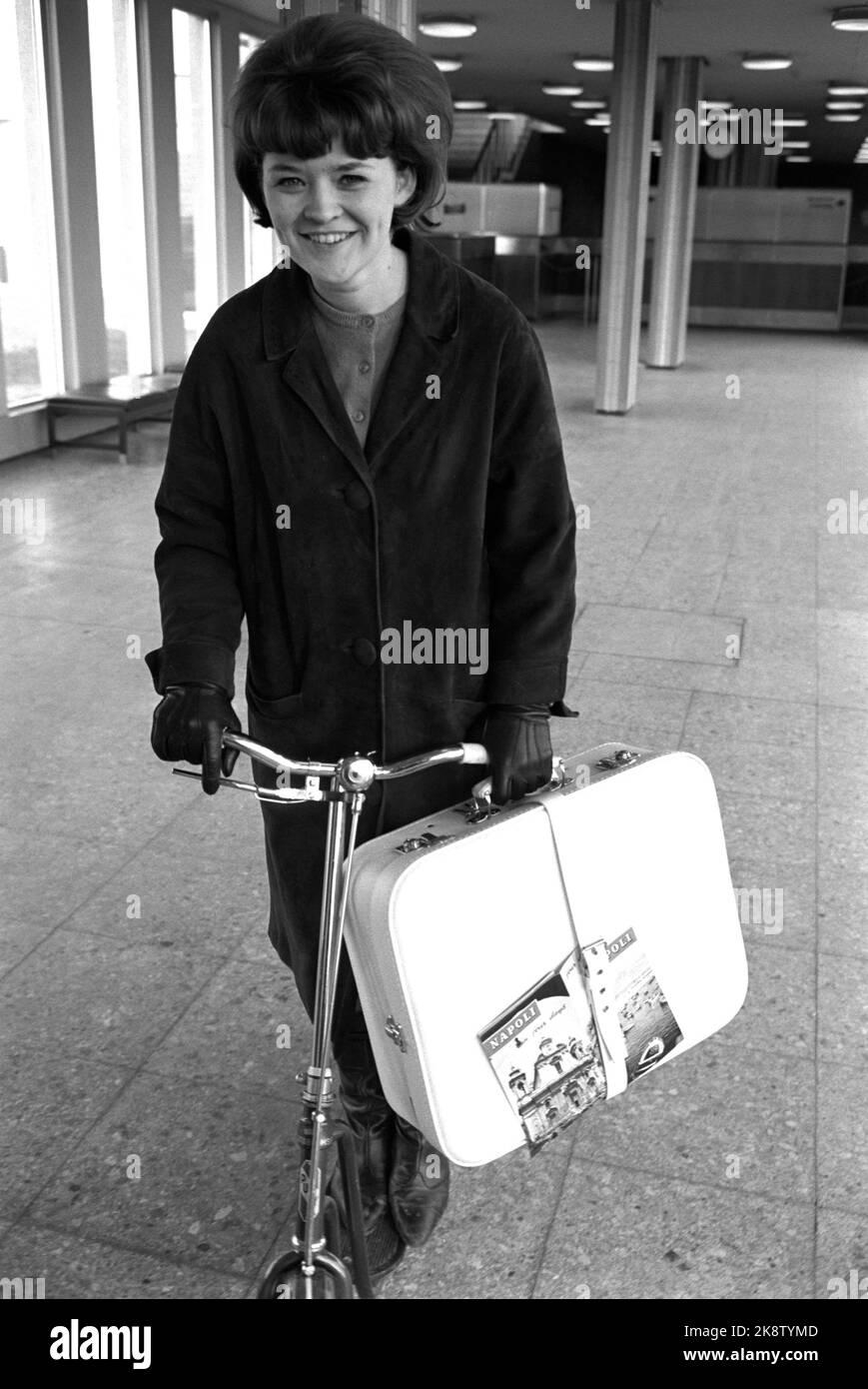 Fornebu Marzo 1965 il giovane artista, 18 anni Kirsti Sparboe di Tromsø, si trova a Fornebu in viaggio verso Napoli per partecipare al Gran Premio di Melodi. Qui si alza con la valigia in mano su uno scooter. Foto: Sverre A. Børretzen / corrente / NTB Foto Stock