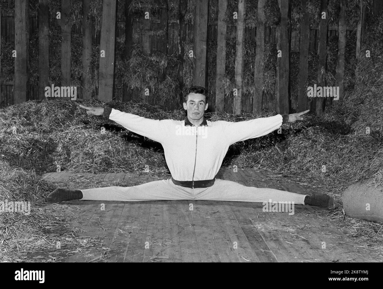 Jæren 19600507. L'unico partecipante norvegese alle Olimpiadi Åge Storhaug (22 anni) si allena a casa a Løa su Jæren. Attualmente Åge Storhaug sta praticando le 60 esercitazioni olimpiche obbligatorie. Quando le giornate scolastiche sono finita, Åge tira dentro il vestito di addestramento e esce nel fienile per allenarsi. Foto: Ivar corrente di Aaserud / NTB Foto Stock