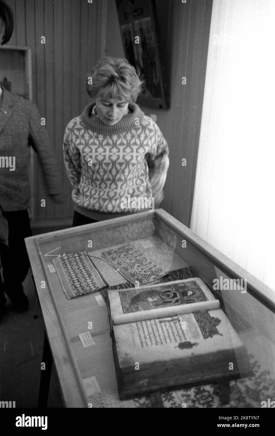 Boris Gleb, Soviet Aprile 1965. "Armi turistiche russe: Vodka". Visto - accesso gratuito all'Unione Sovietica. Boris Gleb può tentare con una mostra d'arte, cinema e visite alla centrale elettrica, ma il richiamo più importante è Vodka. Qui un tour della vecchia chiesa che funge da museo d'arte. Foto: Sverre A Børretzen / corrente / NTBSCANPIX. Foto Stock