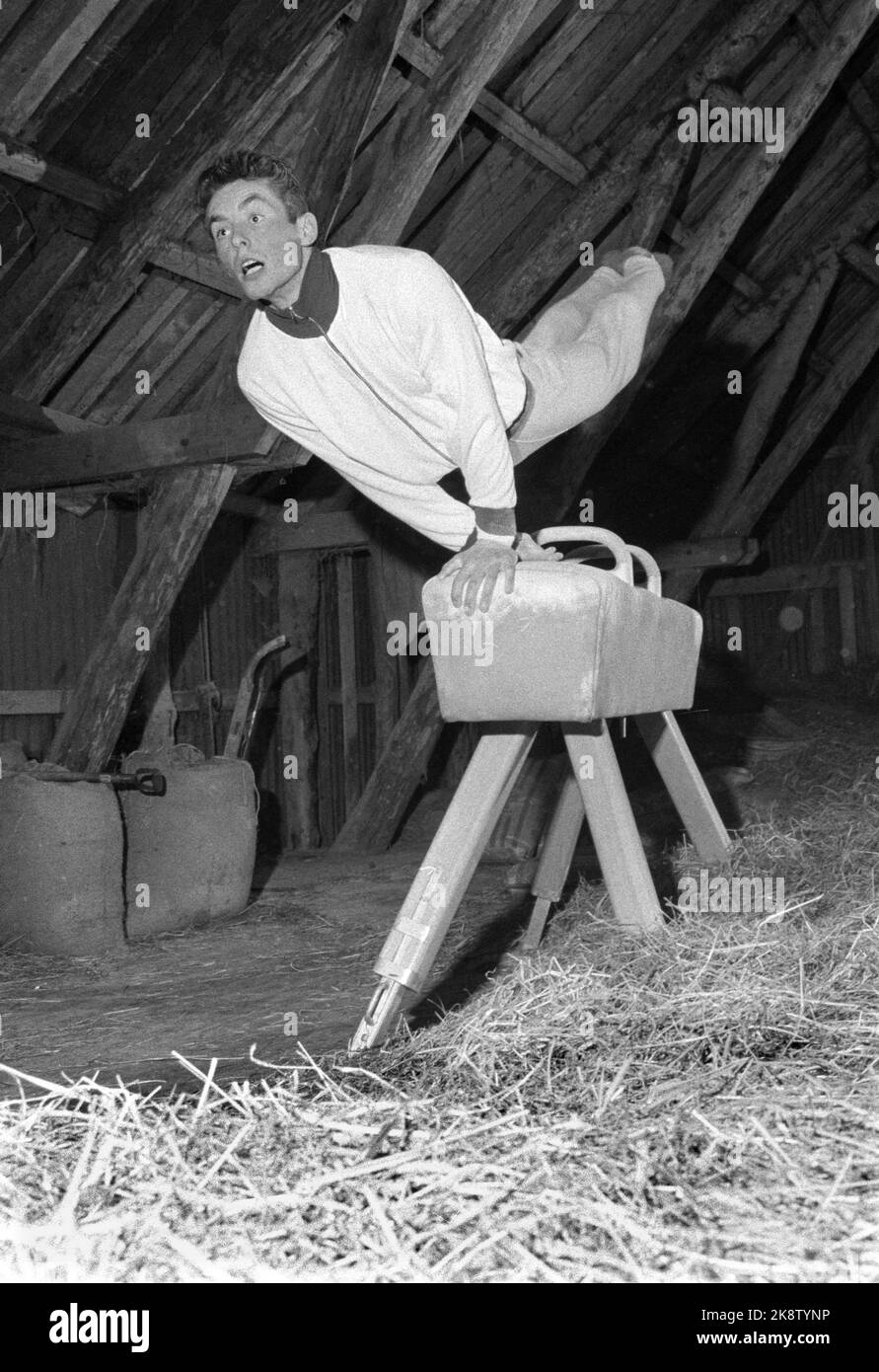 Jæren 19600507. L'unico partecipante norvegese alle Olimpiadi Åge Storhaug (22 anni) si allena a casa a Løa su Jæren. Attualmente Åge Storhaug sta praticando le 60 esercitazioni olimpiche obbligatorie. Quando le giornate scolastiche sono finita, Åge tira dentro il vestito di addestramento e esce nel fienile per allenarsi. Foto: Ivar corrente di Aaserud / NTB Foto Stock