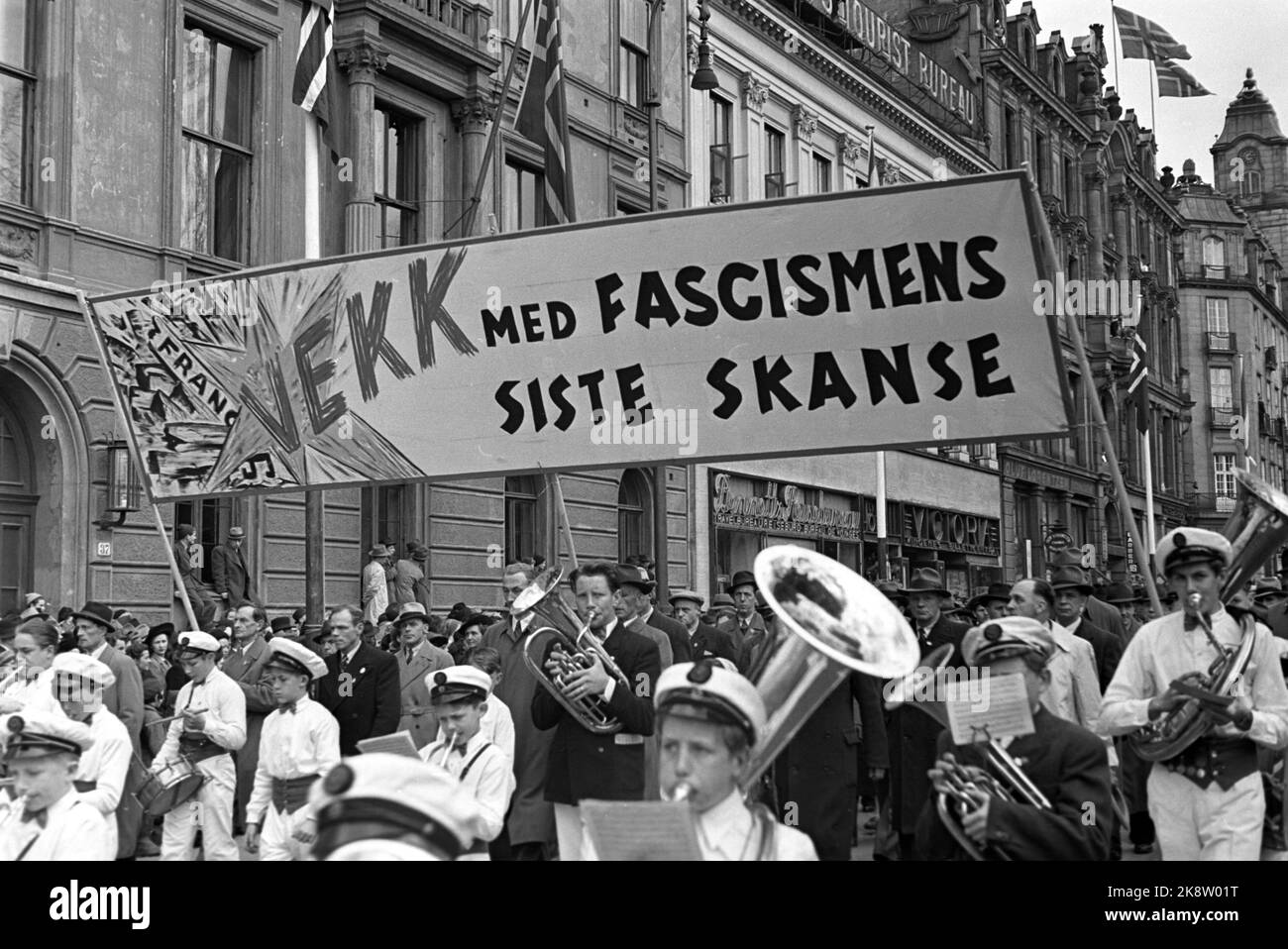 Oslo. 1st maggio. Varie password nel maggio 1 il treno sulla strada per Karl Johans gate. Ecco un corpo musicale in azione sotto lo slogan 'Away Mede Fascism's last shot'. Notate quelli nei post della finestra a sinistra. Foto: NTB / NTB Foto Stock