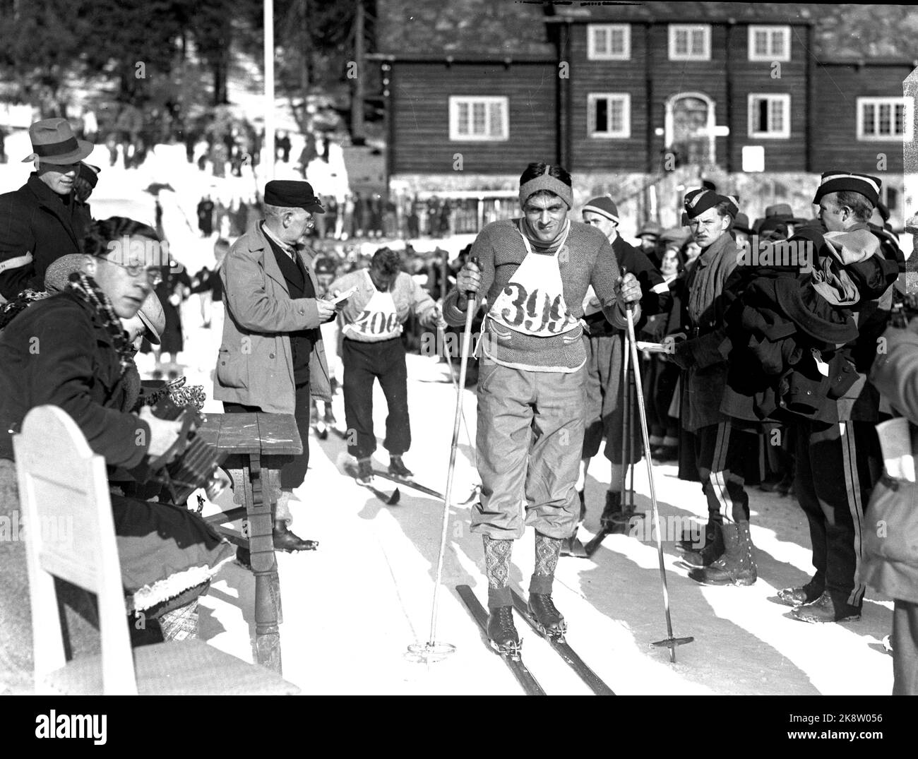 Oslo 03.03.1935 Arne Rustadstuen in azione a Holmenkollen. Arne Rustadstuen (Norwegian, 14/12 1905 – 25/4 1978) è stato un . Ha preso l'oro a 17 km durante la Coppa del mondo di Oslo nel 1930, e t bronzo in combinato durante la Coppa del mondo di Oberhof 1931. Durante le Olimpiadi del 1932 prese il bronzo a cinque miglia. Rustadstuen ha partecipato anche alle Olimpiadi del 1936 a Garmisch-Partenkirchen. Nel 1935 riceve la medaglia Holmenkoll. Foto; NTB / NTB Foto Stock