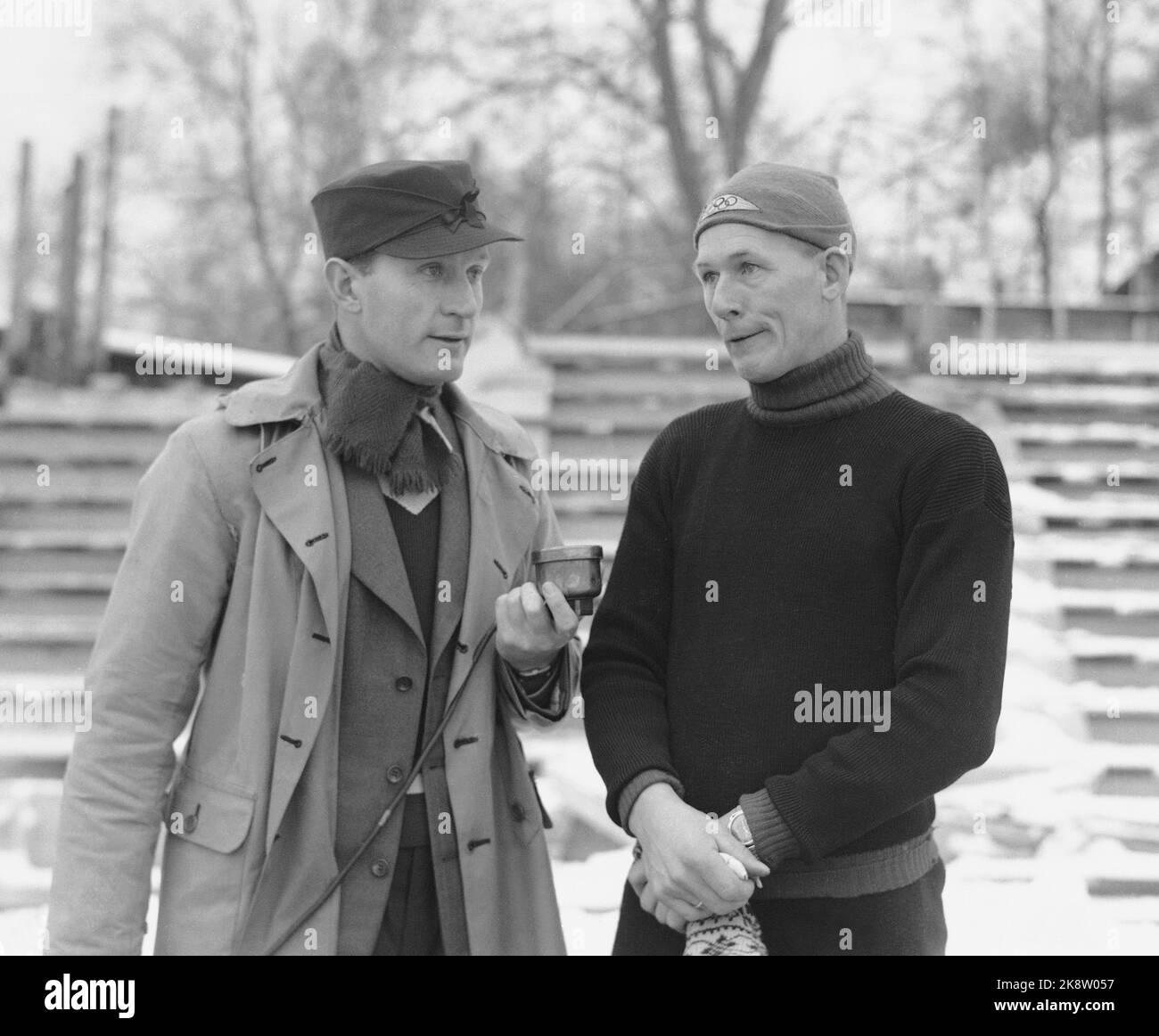 Oslo 19411221 Skater Hans Engnestangen (TH) è intervistato dal reporter radiofonico Sørli allo Stadio Frogner. Sørli tiene in mano un microfono. Engnestangen (1908 - 2003) ha partecipato alle Olimpiadi 1932 e 1936, ma senza vincere alcuna distanza. Nel 1938/1939 ha stabilito record mondiali di 500 metri e 1500 metri a Davos, che è stato battuto per la prima volta nei primi anni '50s. Foto: NTB / NTB Foto Stock