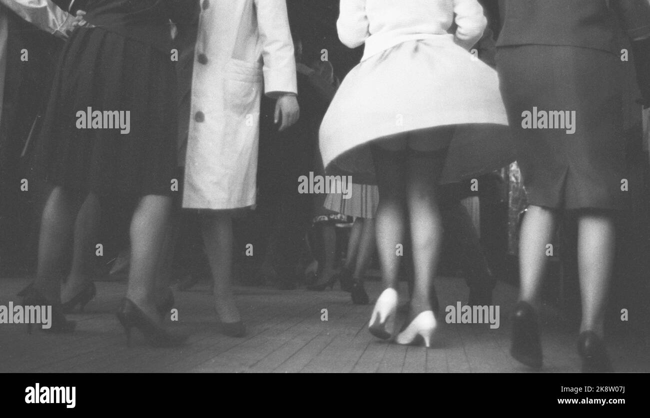 Hokksund 19620609. La ruota di roccia è un evento di danza per i giovani. Qui ci sono i giovani di Oslo, Skien, Drammen e la zona circostante più vicina. Molti giovani vengono con le automobili per l'evento di ballo, mentre alcuni devono usare il pollice per ottenere un falco. Qui c'è una corsa nel servire con abiti rigidi sotto l'abito e scarpe bianche con tacchi alti. Foto: Aage Storløkken corrente / NTB Foto Stock