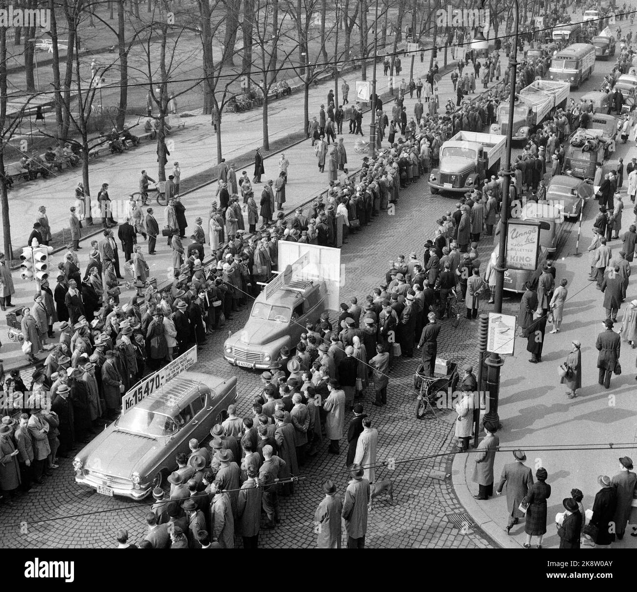 Oslo 19590415 le organizzazioni automobilistiche dimostrano contro le nuove imposte sulle autovetture. Le nuove tasse sulle automobili sono state adottate in una riunione segreta tenutasi a Storting il 2 febbraio e hanno comportato un costo drastico per il team automobilistico. Dopo la registrazione di auto privata ha lasciato lo stato di 113 Dogane e tasse, e il prezzo della benzina aumentato di 173 le proteste ha portato ad una fermata quasi totale in tutto il traffico automobilistico attraverso il paese. Da Karl Johans cancello con auto e persone. Foto: NTB / NTB Foto Stock