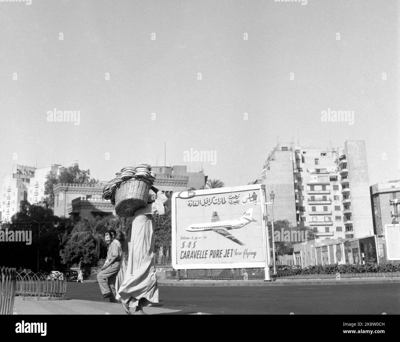 Cairo, Egitto 19590515 tappeto volante con jet. Urbound e jet age si sono incontrati in Egitto quando SAS ha aperto la sua rotta caravelle tra Skandianvia e il Cairo il 15 e 16 maggio. Tra la piramide e il jet è una grande fibbia nel tempo e lo sviluppo. Con le sue nuove e veloci caravelle, SAS aiuta a legare le persone e i continenti più vicini. Il Cairo si trovava a SAS e il cartello della Caravelle per un'intera settimana fino alla fine. In uno spazio aperto nel centro, le autorità avevano permesso a SAS di creare questo accattivante poster. Un favore che nessuna compagnia aerea ha ricevuto in precedenza. Foto: Asmund Rørslett / corrente / NTB Foto Stock