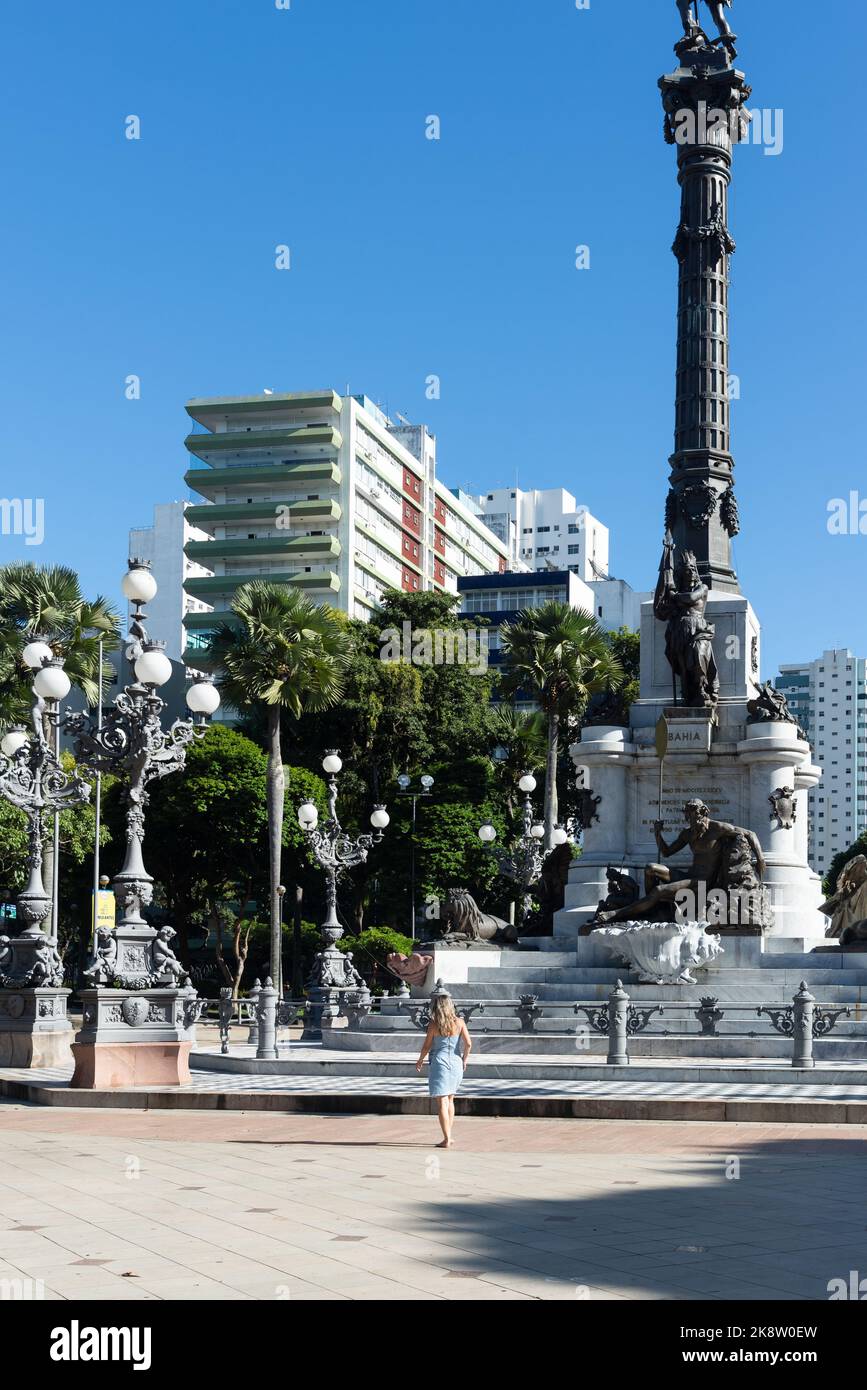 Donna passeggiate vicino a Salvador località turistica. Il monumento degli eroi delle lotte per l'indipendenza di Foto Stock