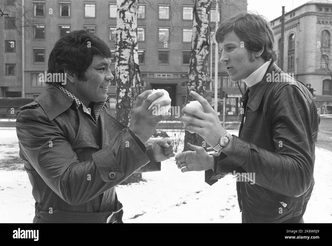 Oslo 19760326. La partita di Coppa del mondo tra il campione del mondo di boxe tra Victor Galindz argentino e Harald Skog è stata rinviata. Invece, i due si sono incontrati per una guerra pacifica di palle di neve. Era la prima volta che Victor Galindz aveva la neve nelle sue mani. Foto: Oddvar Walle Jensen NTB / NTB Foto Stock