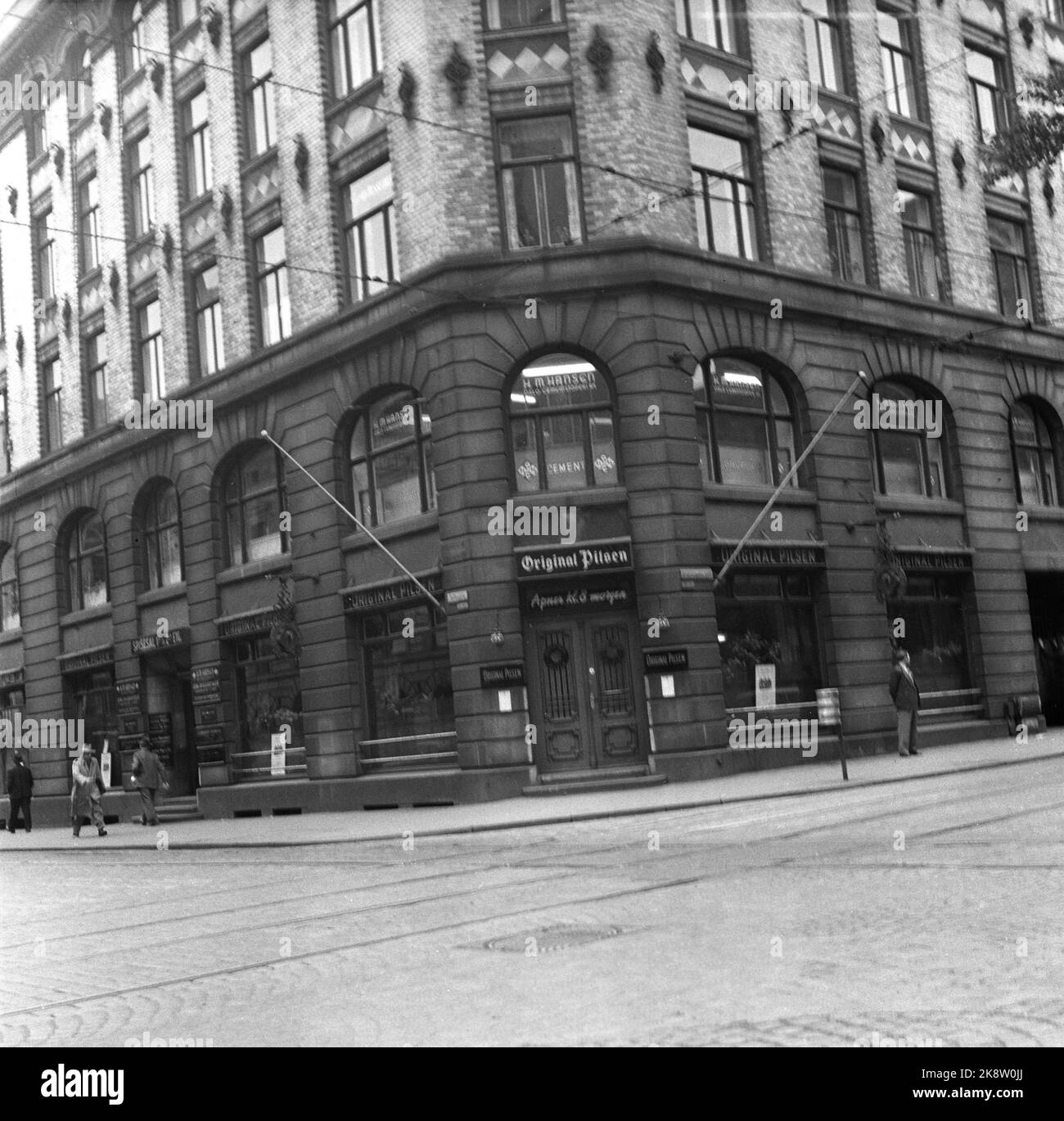Oslo 19550922. Il nightclub Pilsen originale. In questo periodo si trovava all'angolo tra porta Dronningens e Tollbugata. edificio a 5 piani di semplice storia. I due piani inferiori sono suddivisi in superfici verticali divise in mattoni intonacati. Anche le guide del tram e la sospensione elettrica per i tram caratterizzano l'immagine. Notare il cittadino spazzatura a destra della foto. Foto: Archivio NTB / NTB Foto Stock