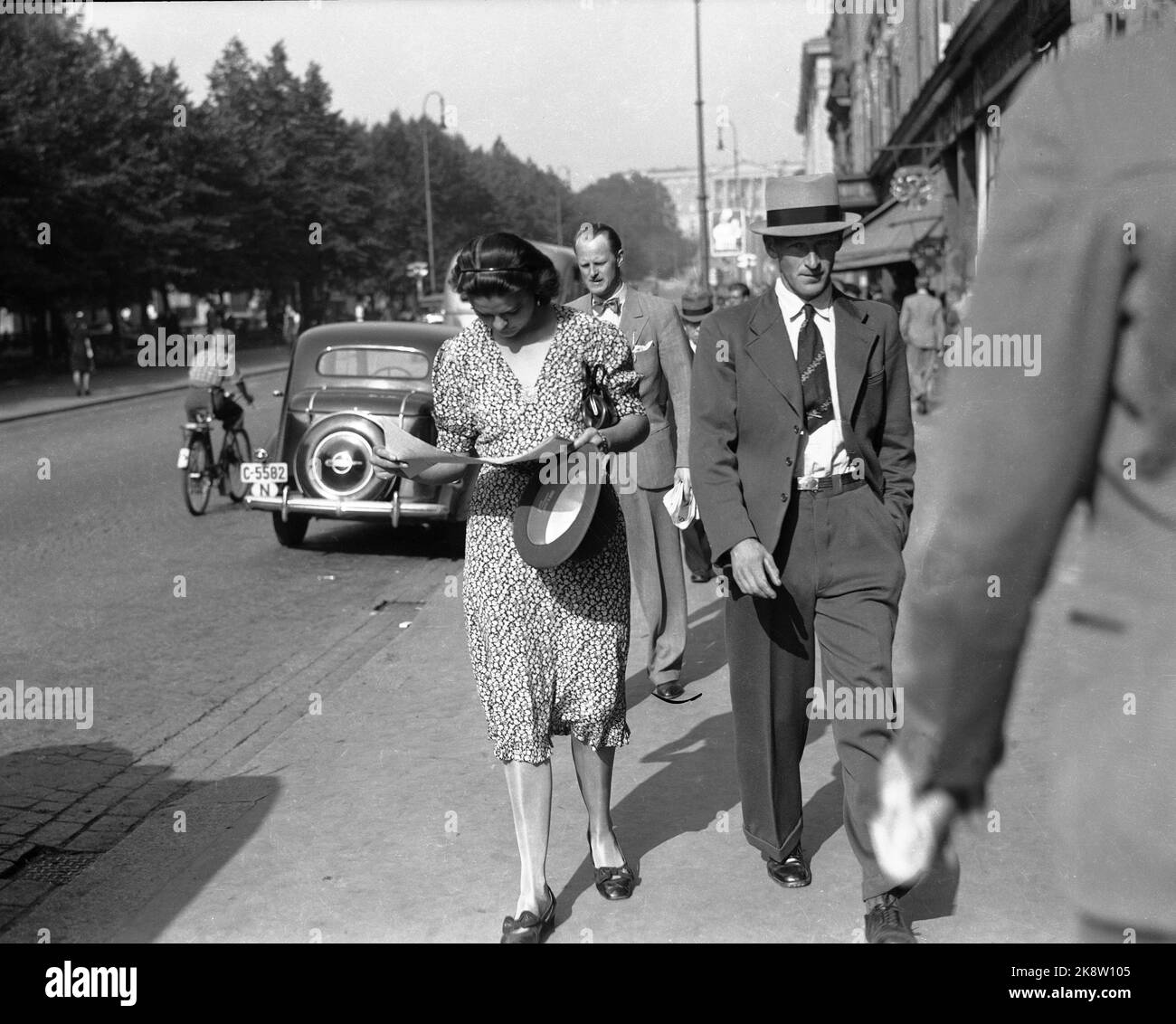 Oslo 19390902 lo scoppio della guerra / seconda guerra mondiale scoppia. La Germania invase la Polonia il 1 settembre 1939. La notizia giunse in Norvegia il giorno seguente, e i giornali uscirono con tipi di guerra. La gente legge i giornali a Karl Johan. Foto: NTB / NTB Foto Stock